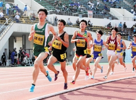 ２０１９年のリレーカーニバルグランプリ男子１５００メートルで快走する高橋佑輔選手（先頭）ら＝神戸市須磨区、ユニバー記念競技場