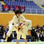 新型コロナウイルスの影響で無観客で行われた近畿女子選手権。準決勝で技を仕掛ける桑形萌花（右）