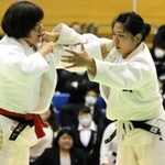 近畿女子選手権決勝で攻める荒木穂乃佳（右）