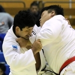 近畿選手権決勝で技を仕掛ける小川竜昂（左）