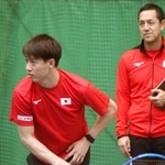 デビス杯に向けて練習する錦織圭（左）＝ブルボンビーンズドーム