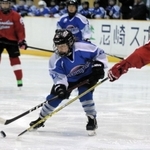 広島コレクターズ戦でパックを奪い合う西宮アイスホッケークラブの中野さくら（２２）＝尼崎市、尼崎スポーツの森