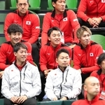 スタンドで試合を見守る錦織圭（前列左）＝撮影・吉田敦史