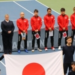 男子テニスデビス杯の開会式に登場した日本代表の錦織圭（中央）ら＝６日午前、三木市志染町三津田、ブルボンビーンズドーム（撮影・吉田敦史）