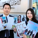 女性ファン向けのフリーペーパーを企画したラグビー神戸製鋼スタッフの大橋由和さん（左）と中塚恵理子さん＝神戸市中央区、神戸製鋼所神戸本社