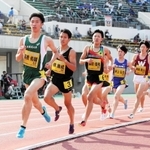 ２０１９年のリレーカーニバルグランプリ男子１５００メートルで快走する高橋佑輔選手（先頭）ら＝神戸市須磨区、ユニバー記念競技場
