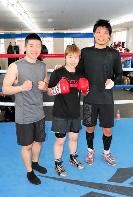 兄の山中竜也さん（左）と久保隼（右）の元世界王者２人の助言を胸に、プロテストに挑む山中菫＝神戸市東灘区、真正ジム