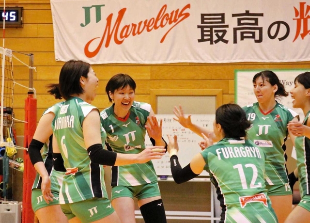 大会が相次いで中止になり、代わりに紅白戦を行ったＪＴの選手たち。バレーボールができる喜びを再確認した＝西宮市、ＪＴ体育館（チーム提供）