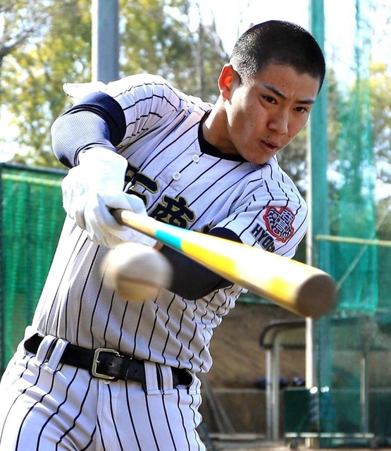 一発を秘める１番打者として注目を集める明石商の来田涼斗＝２月２４日、明石市の同校