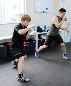 プロテストに向け、兄で元世界王者の山中竜也さん（右）と練習する山中菫。「動きがそっくり」と評判だ＝神戸市東灘区、真正ジム