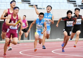 昨年の全国中学校体育大会陸上男子４００メートルリレー決勝。中学生アスリートの晴れ舞台も中止が決まった＝２０１９年８月、大阪市のヤンマースタジアム長居