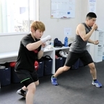 プロテストに向け、兄で元世界王者の山中竜也さん（右）と練習する山中菫。「動きがそっくり」と評判だ＝神戸市東灘区、真正ジム