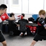 プロテストに向け、兄で元世界王者の山中竜也さん（左）とマスボクシングをする山中菫＝神戸市東灘区、真正ジム