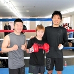 兄の山中竜也さん（左）と久保隼（右）の元世界王者２人の助言を胸に、プロテストに挑む山中菫＝神戸市東灘区、真正ジム