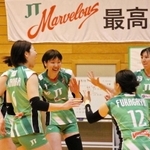 大会が相次いで中止になり、代わりに紅白戦を行ったＪＴの選手たち。バレーボールができる喜びを再確認した＝西宮市、ＪＴ体育館（チーム提供）