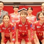 ２０２０年シーズンの新体制発表会見で、記念撮影に応じるＩＮＡＣ神戸の田中美南（前列中央）、ゲルト・エンゲルス新監督（後列右端）、安本卓史社長（同左端）ら。リーグ開幕の見通しは立っていない＝１月２７日、大阪市中央区