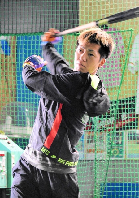 米独立リーグ挑戦へ向け、バッティングセンターで個人練習に励む妹尾克哉＝明石市