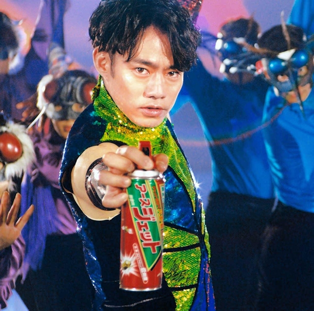 高橋大輔さんがアースジェットを手にポーズを決めるＣＭの一場面（アース製薬提供）