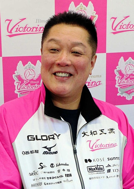 身近でできることを考え、工夫してトレーニングに取り組む大切さを説くヴィクトリーナ姫路の真鍋政義オーナー＝２０１９年４月、姫路商工会議所新館