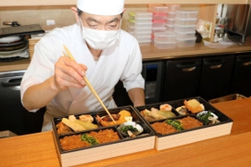 神戸出身のＪリーガー岩波拓也選手が医療機関に贈るお弁当。大谷雅也料理長が腕を振るう＝神戸市中央区下山手通３