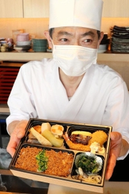 神戸出身のＪリーガー岩波拓也選手が医療機関に贈るお弁当。大谷雅也料理長が腕を振るう＝神戸市中央区下山手通３