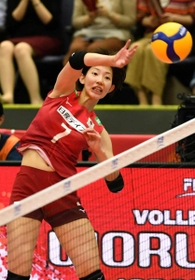バレーボールのワールドカップでスパイクを放つ久光製薬の石井優希＝２０１９年９月27日、丸善インテックアリーナ大阪