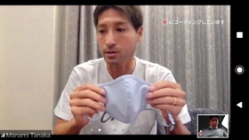 医療者支援のために販売する布マスクを説明するＪ１神戸の田中順也選手（テレビ会議アプリ「Ｚｏｏｍ（ズーム）」より）