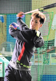 米独立リーグ挑戦へ向け、バッティングセンターで個人練習に励む妹尾克哉＝明石市