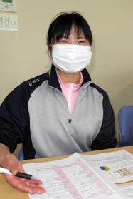 「時間がある今、体や食事などについて勉強するチャンス」と呼び掛ける脇田茜さん＝神戸市須磨区、藤田整形外科・スポーツクリニック