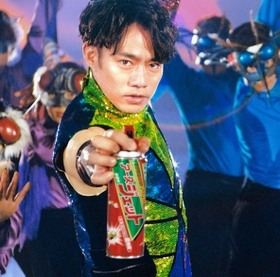 高橋大輔さんがアースジェットを手にポーズを決めるＣＭの一場面（アース製薬提供）