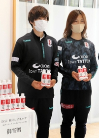 殺菌成分入りの美容液を神戸市内の文化・スポーツ施設に寄贈したＩＮＡＣ神戸の（右から）鮫島彩、高瀬愛実＝神戸市東灘区、東灘図書館