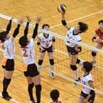 氷上と神戸野田が火花を散らした昨年の兵庫県高校総体バレーボール女子決勝＝加古川市立総合体育館