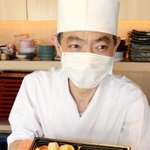 神戸出身のＪリーガー岩波拓也選手が医療機関に贈るお弁当。大谷雅也料理長が腕を振るう＝神戸市中央区下山手通３