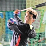 米独立リーグ挑戦へ向け、バッティングセンターで個人練習に励む妹尾克哉＝明石市