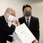 香川真司が無償提供したマスクを届けた恩師の大木宏之さん（右）と甲南医療センタ-の具英成院長＝神戸市東灘区