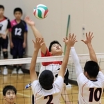 前回大会バレーボール男子で熱戦を繰り広げる選手ら＝２０１９年７月、明石中央体育会館