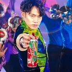 高橋大輔さんがアースジェットを手にポーズを決めるＣＭの一場面（アース製薬提供）