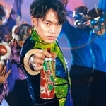 高橋大輔さんがアースジェットを手にポーズを決めるＣＭの一場面（アース製薬提供）