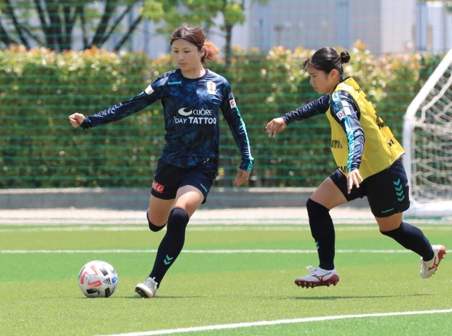 軽快な動きを見せるＤＦ鮫島彩（左）＝神戸市東灘区向洋町中７（撮影・大森　武）