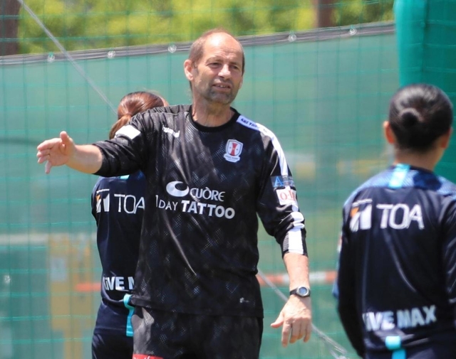 新監督としてＩＮＡＣ神戸を率いるゲルト・エンゲルス監督＝神戸市東灘区向洋町中７（撮影・大森　武）
