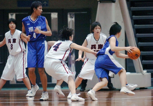 福岡戦第２クオーター、競り合う（左から）兵庫の広瀬真希、福岡の森ムチャ、兵庫の山下朋美、滝井亜里沙