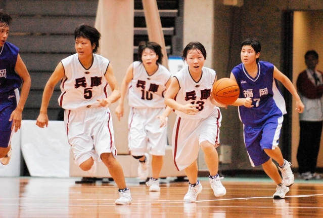 福岡戦第４クオーター、速攻を仕掛ける兵庫の山中美佳（５）、荒木恵美（１０）、河合敬子（１３）