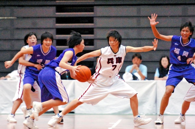 福岡戦第３クオーター、守る兵庫の夏山満智子（７）と山下朋美（左端）。右端は福岡の森ムチャ