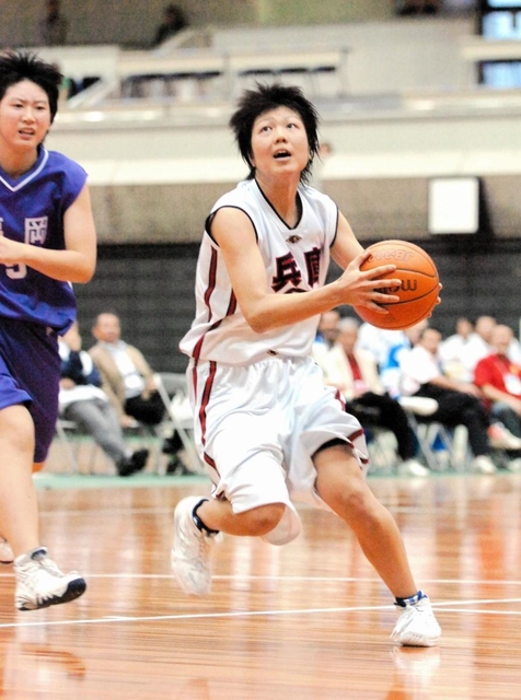 福岡戦第４クオーター、残り１０秒を切り、同点シュートに持ち込む兵庫の山中美佳