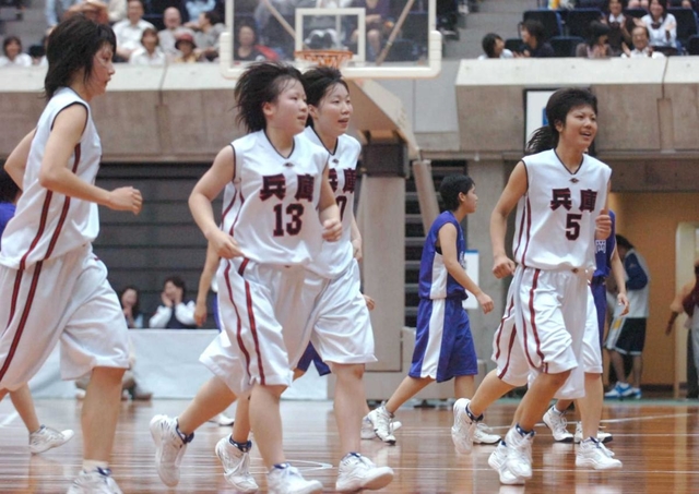 福岡戦を延長に持ち込み、笑顔でベンチに戻る兵庫の（右から）山中美佳、荒木恵美、河合敬子、沢田悠