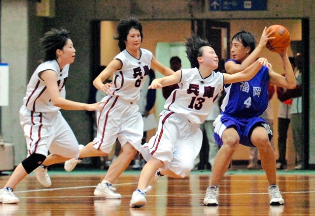 福岡戦延長　残り４秒、競り合う（左から）兵庫の荒木恵美、沢田悠、河合敬子、福岡の森ムチャ