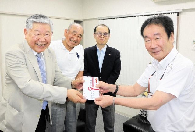 県高野連の笠間龍夫事務局長（右）に寄付金を手渡す兵庫グランドＯＢ親睦会の（左から）武蔵健児さん、桑原一之さん、永田剛司さん＝神戸市中央区、県高野連