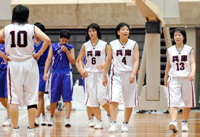 福岡戦で敗退し、整列に向かう兵庫の（右から）河合敬子、山下朋美、沢田悠ら
