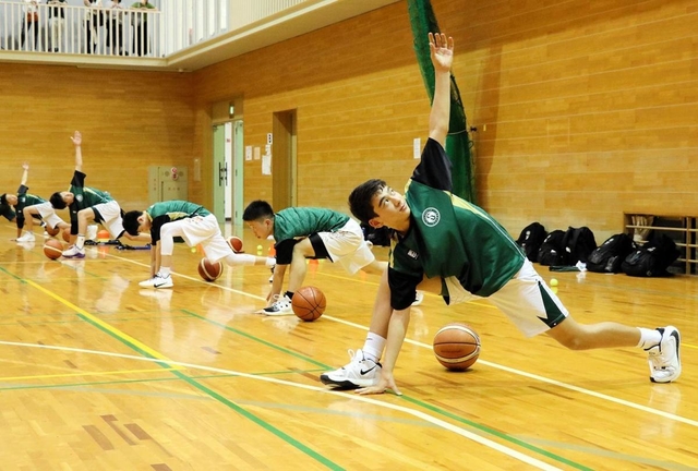 体幹トレーニングに励む西宮Ｕ15ユースの選手＝西宮市、塩瀬体育館