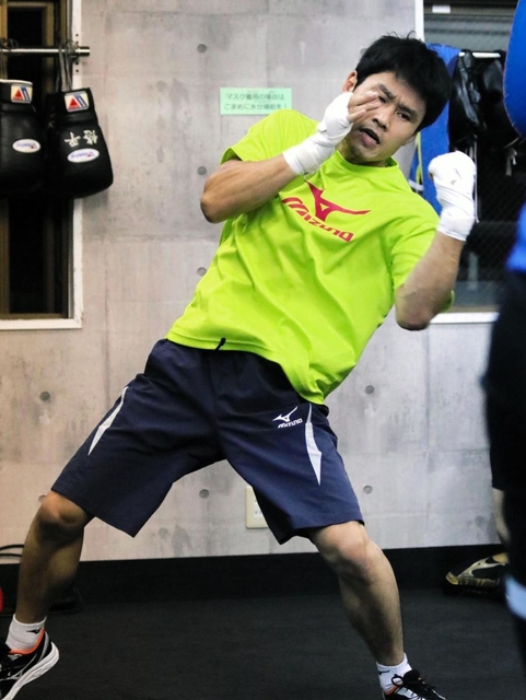 トレーニングに汗を流す大場浩平＝神戸市垂水区、サンライズジム